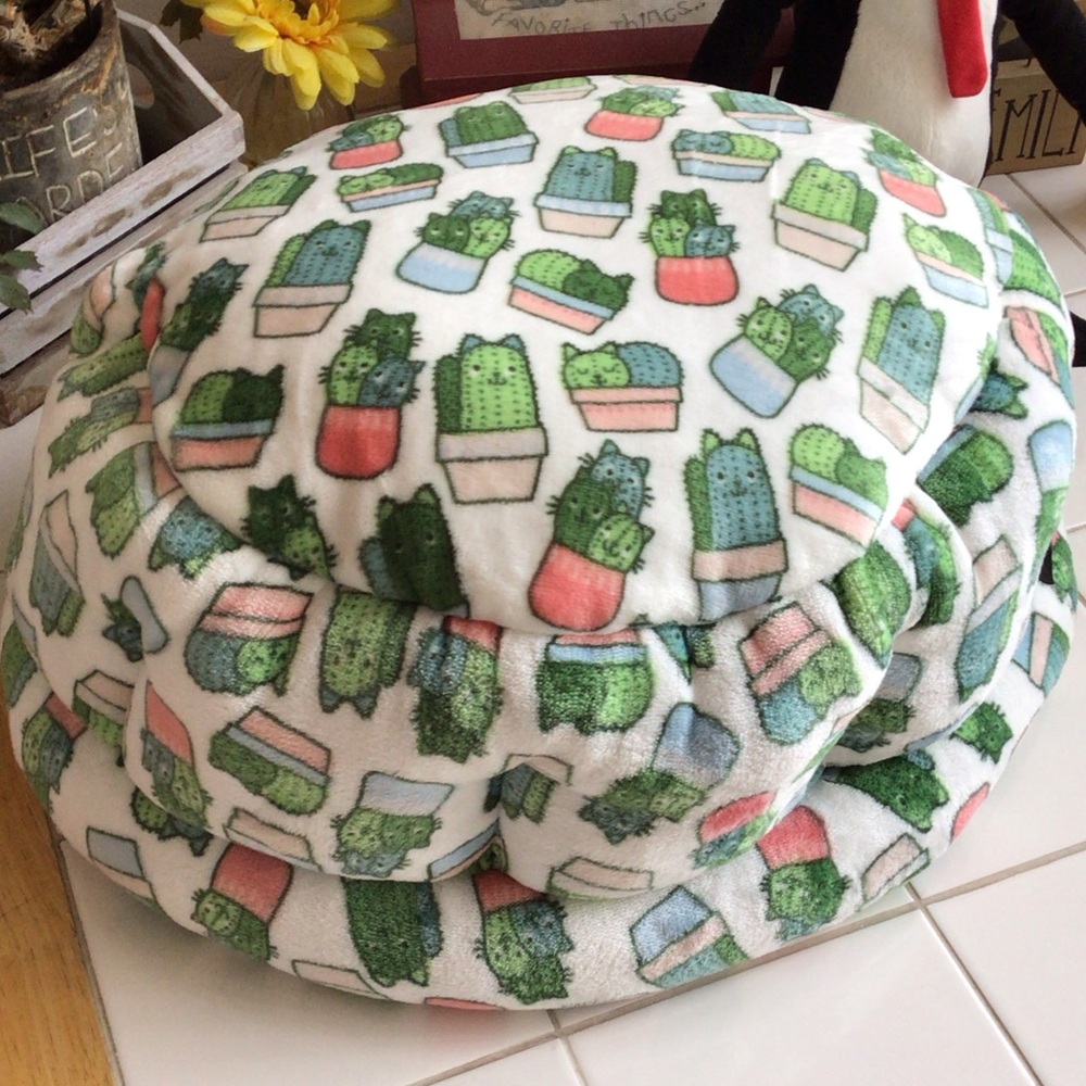 ‘Kenzie Home’ Plush Cat Bed - Picture 4 of 5